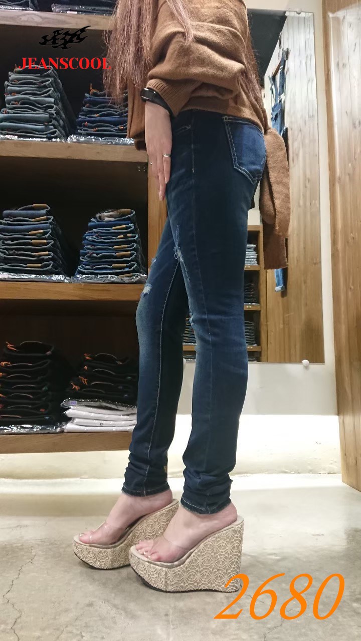 小胡子牛仔【2680】窄管長褲，深色牛仔藍，3D修腿剪裁，不規則磨損，增加自然感，提臀翹臀設計，推薦款。