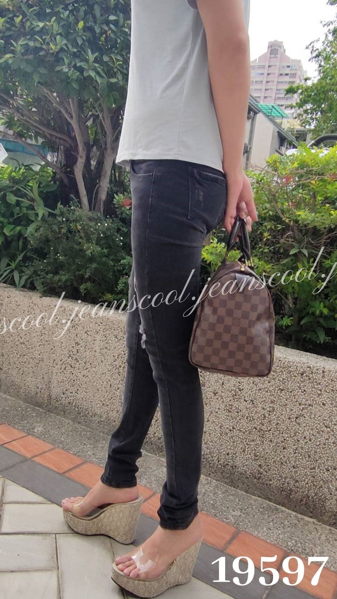 小胡子牛仔【19597】窄管長褲，時尚黑灰，不規則磨損造型，修身翹臀，會瘦的爆款。