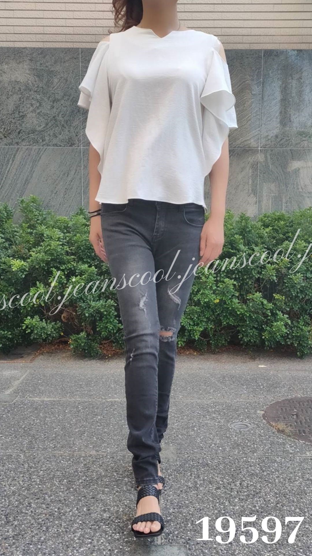小胡子牛仔【19597】窄管長褲，時尚黑灰，不規則磨損造型，修身翹臀，會瘦的爆款。