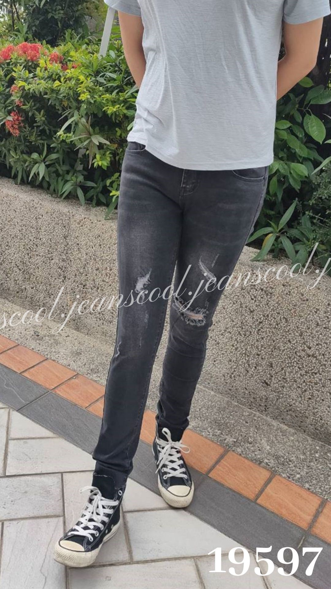 小胡子牛仔【19597】窄管長褲，時尚黑灰，不規則磨損造型，修身翹臀，會瘦的爆款。
