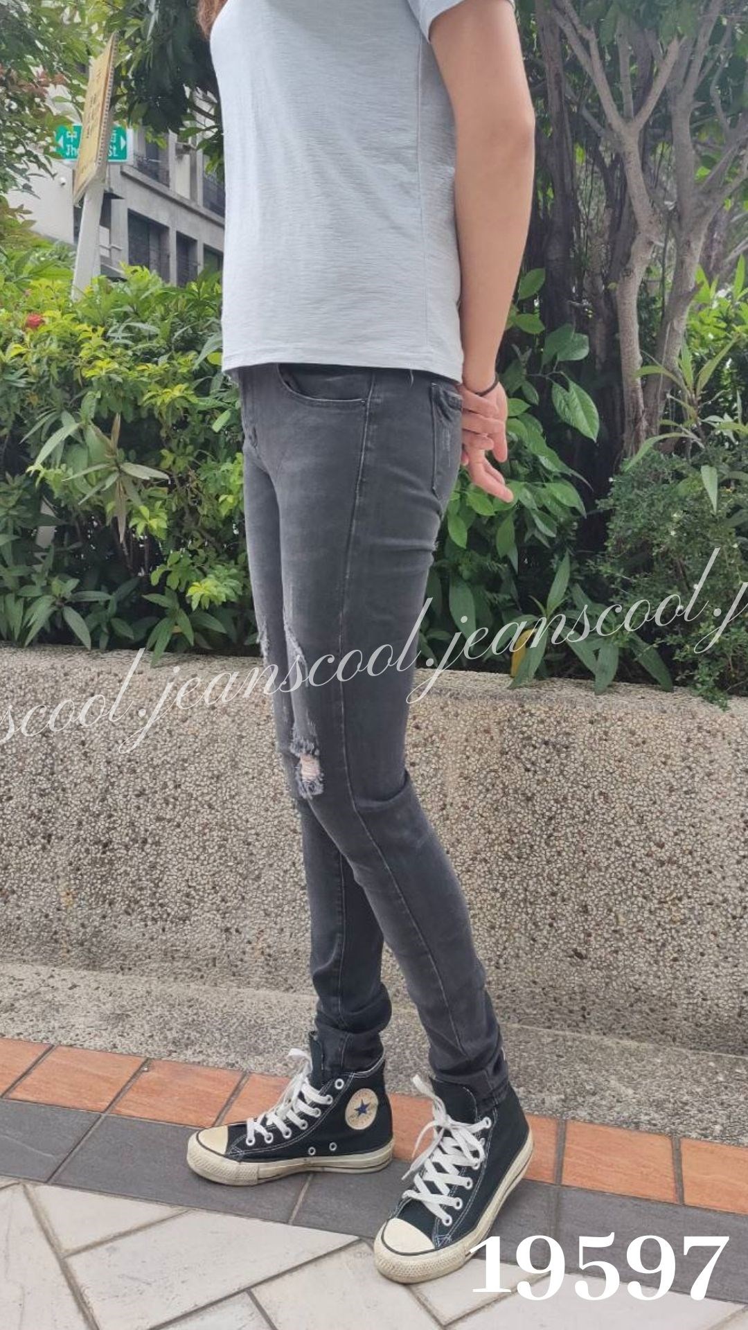 小胡子牛仔【19597】窄管長褲，時尚黑灰，不規則磨損造型，修身翹臀，會瘦的爆款。
