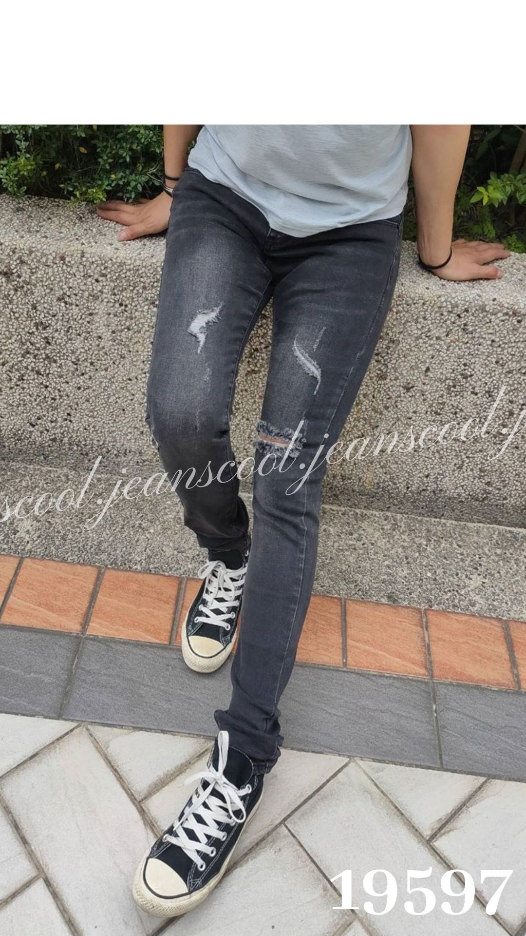 小胡子牛仔【19597】窄管長褲，時尚黑灰，不規則磨損造型，修身翹臀，會瘦的爆款。