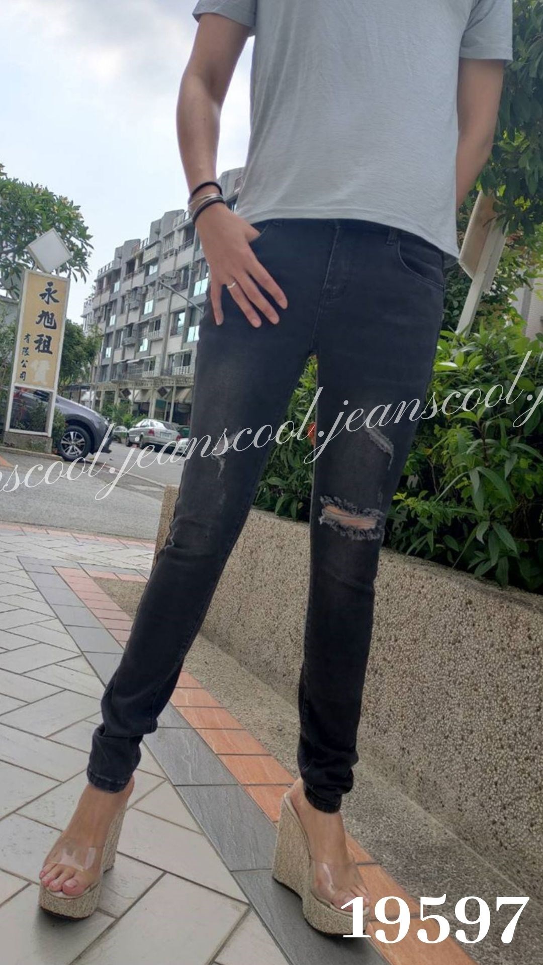 小胡子牛仔【19597】窄管長褲，時尚黑灰，不規則磨損造型，修身翹臀，會瘦的爆款。