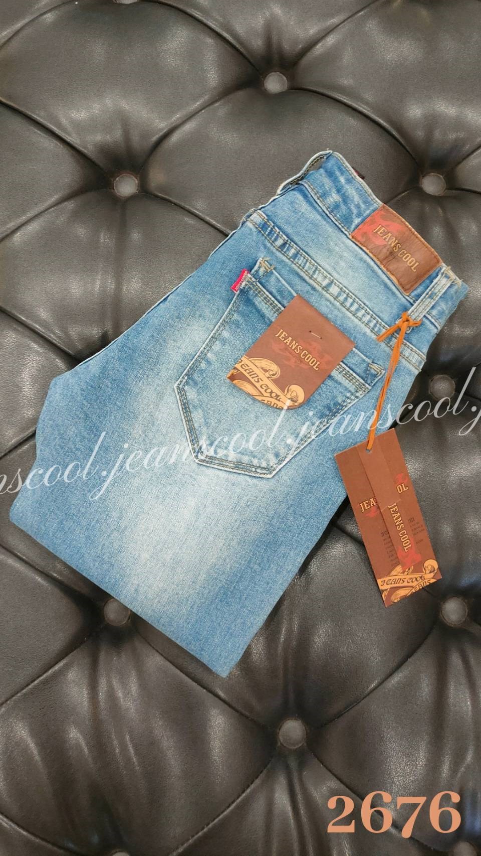 小胡子牛仔【2676】窄管長褲，韓版淺彩藍色系，會瘦的淺色，3D修腿剪裁，不規則磨損，增加自然感，提臀翹臀設計，推薦款。