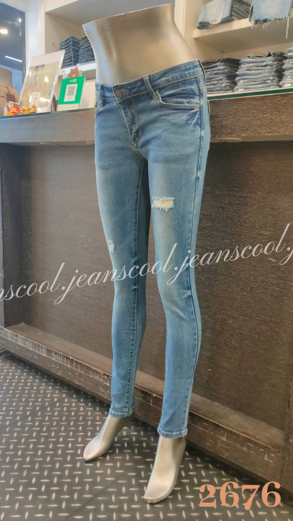 小胡子牛仔【2676】窄管長褲，韓版淺彩藍色系，會瘦的淺色，3D修腿剪裁，不規則磨損，增加自然感，提臀翹臀設計，推薦款。