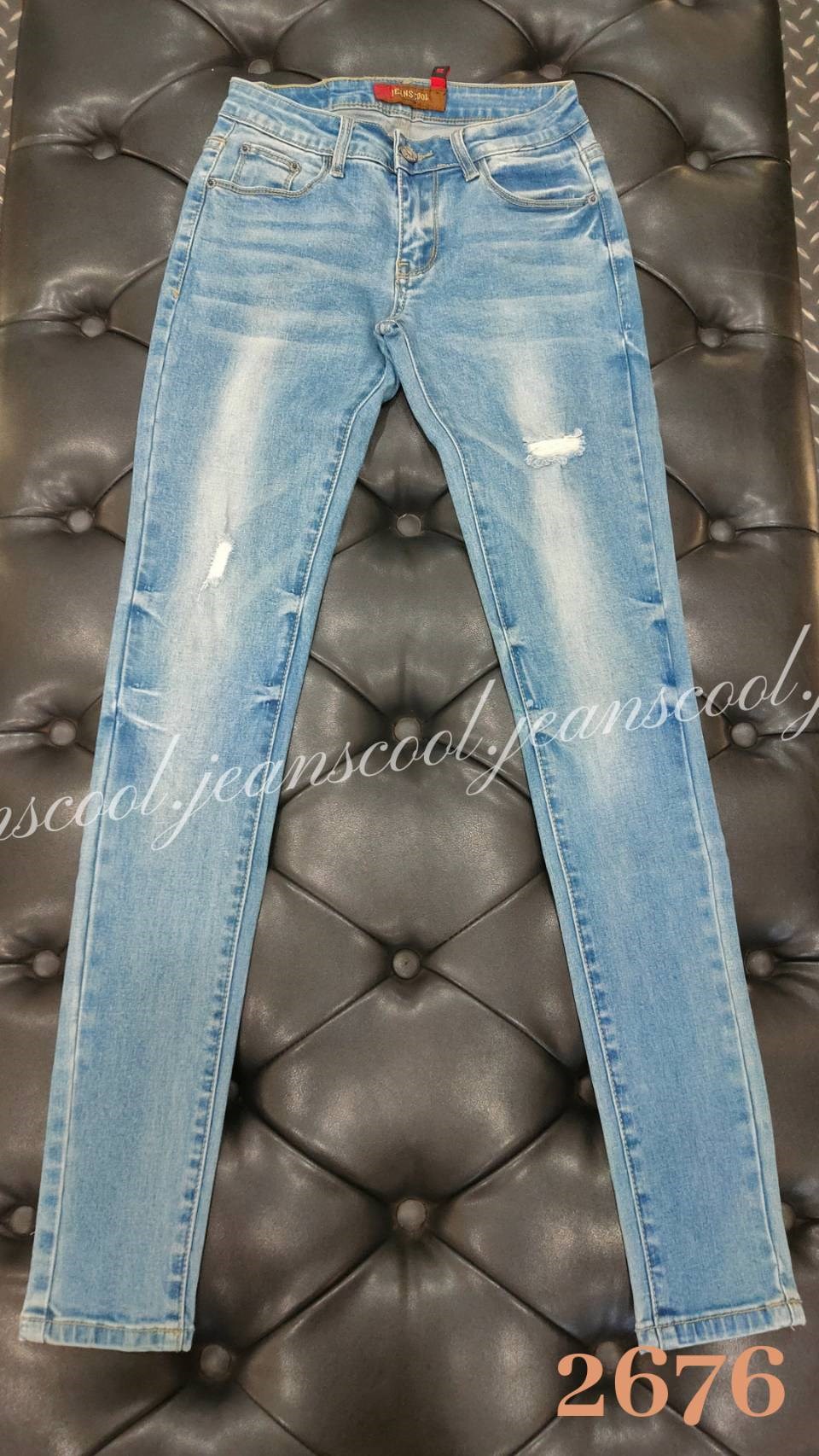 小胡子牛仔【2676】窄管長褲，韓版淺彩藍色系，會瘦的淺色，3D修腿剪裁，不規則磨損，增加自然感，提臀翹臀設計，推薦款。