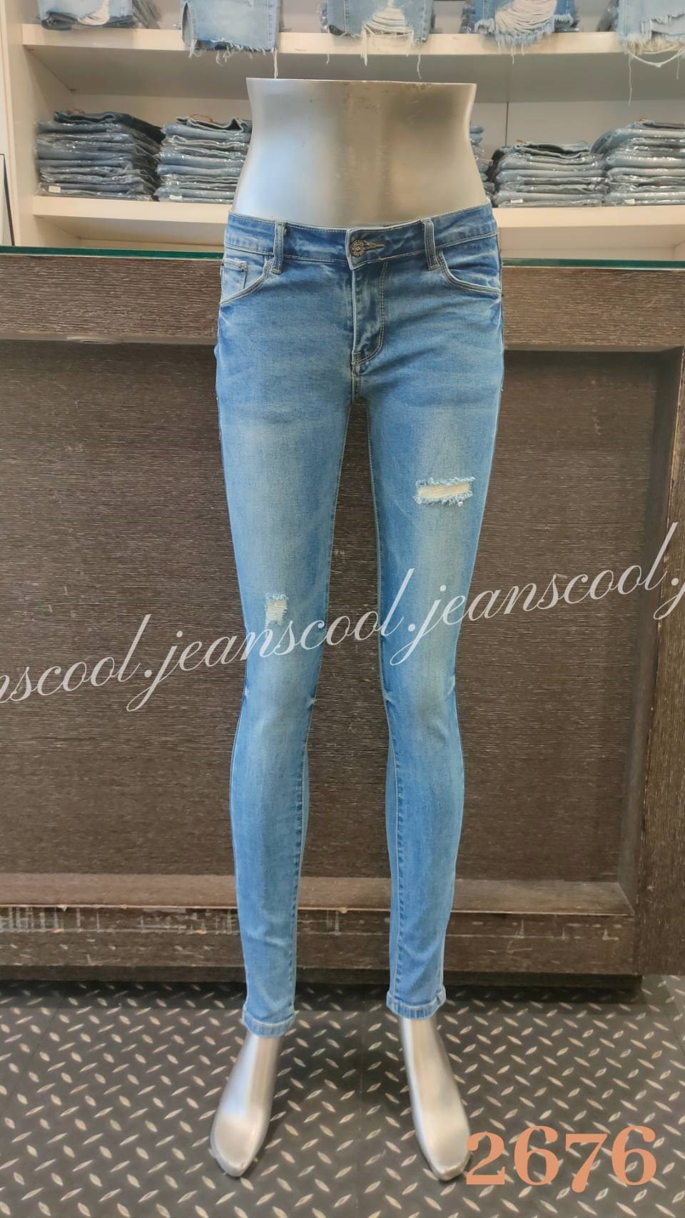 小胡子牛仔【2676】窄管長褲，韓版淺彩藍色系，會瘦的淺色，3D修腿剪裁，不規則磨損，增加自然感，提臀翹臀設計，推薦款。