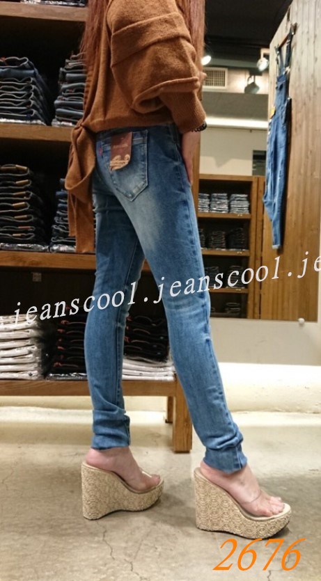 小胡子牛仔【2676】窄管長褲，韓版淺彩藍色系，會瘦的淺色，3D修腿剪裁，不規則磨損，增加自然感，提臀翹臀設計，推薦款。