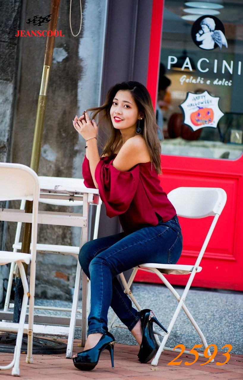 小胡子牛仔【2593】排扣高腰長褲，深色丹寧，吊磨工藝增加自然感，3D激瘦立體剪裁，修腰豐臀版，經典推薦款。