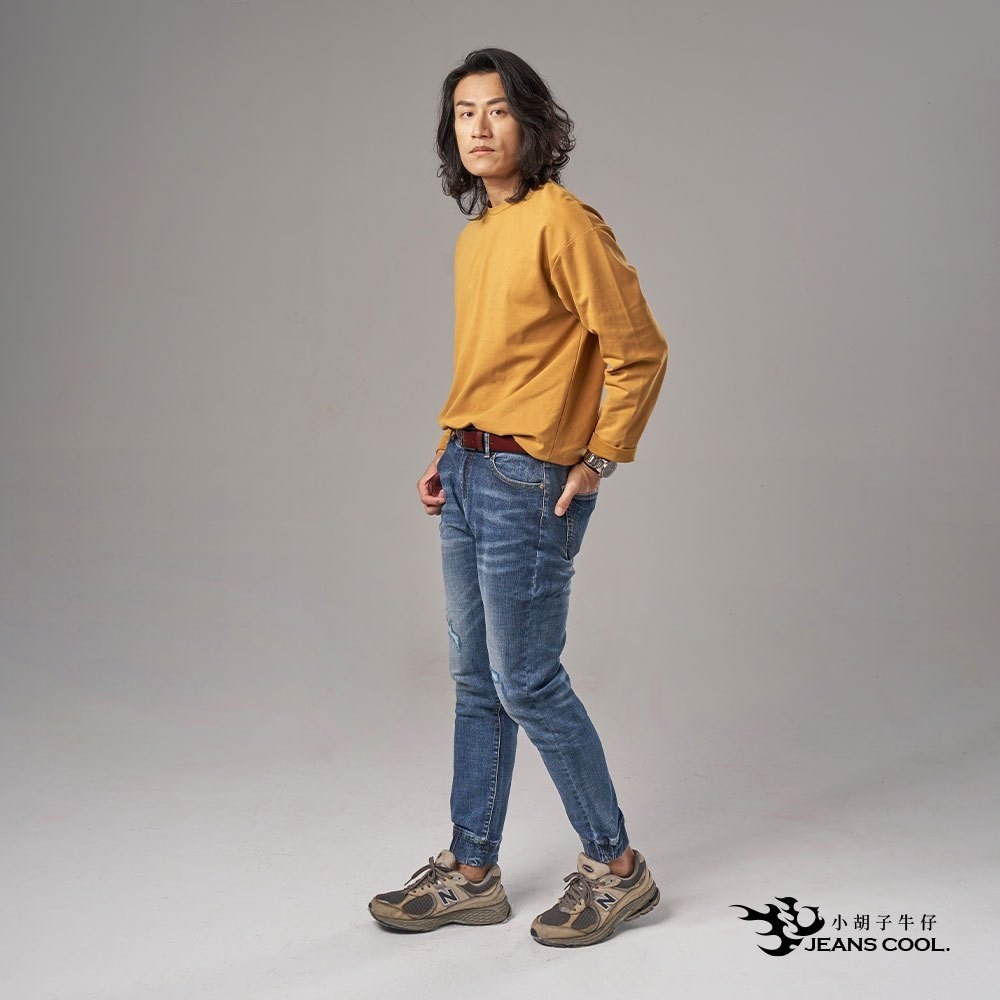 小胡子牛仔【型男952】縮口褲，深色牛仔藍，微鬆款，棉質彈力(劈腿方便)，束口造型簡潔俐落，陽光推薦款。