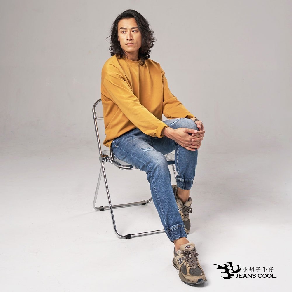 小胡子牛仔【型男952】縮口褲，深色牛仔藍，微鬆款，棉質彈力(劈腿方便)，束口造型簡潔俐落，陽光推薦款。