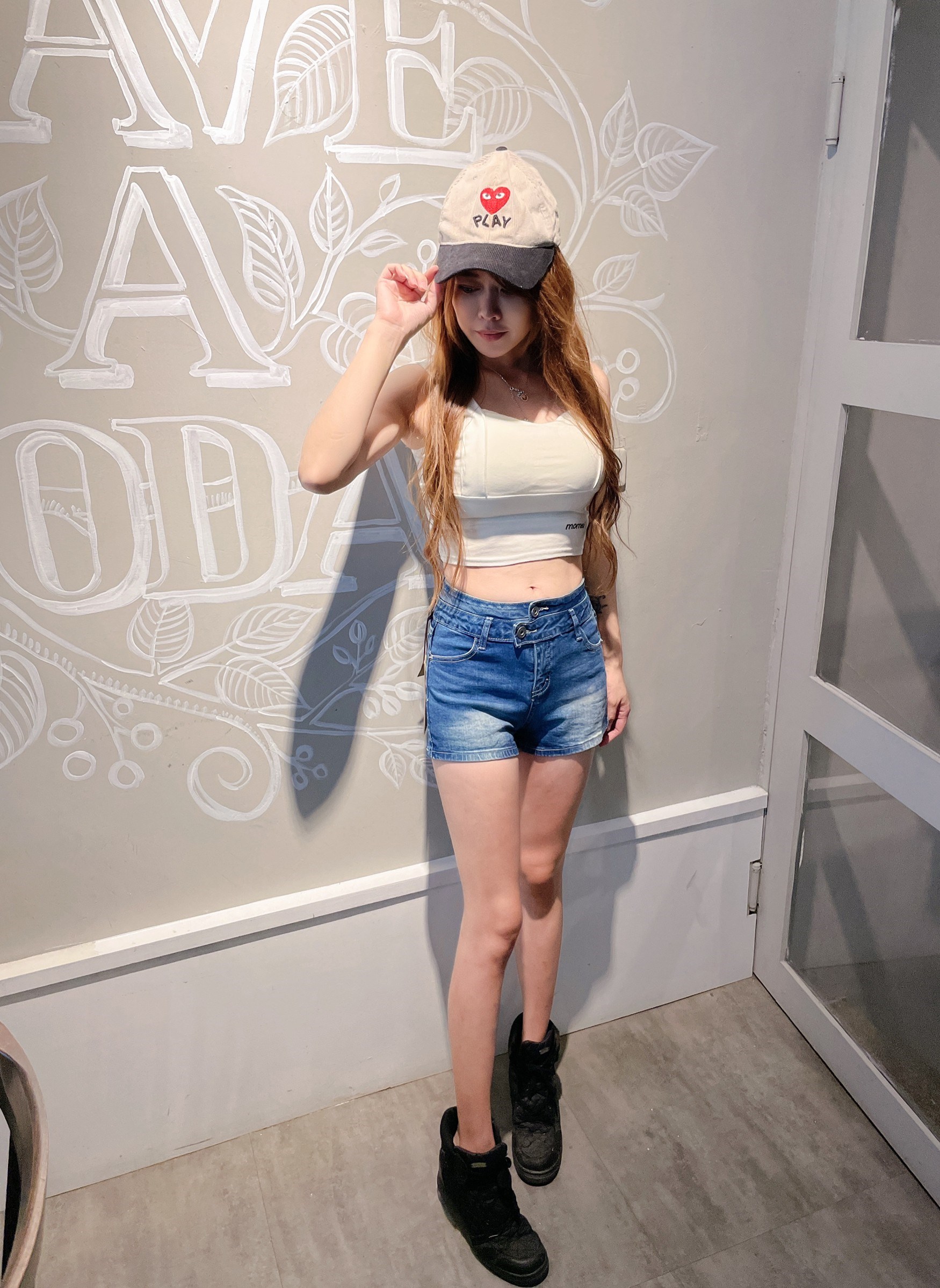 小胡子牛仔【19666】小蠻腰-高腰短褲，彩藍色系，氣質百褡，包覆小腹瘦腰，空間瘦腿激瘦翹臀，經典推薦款。