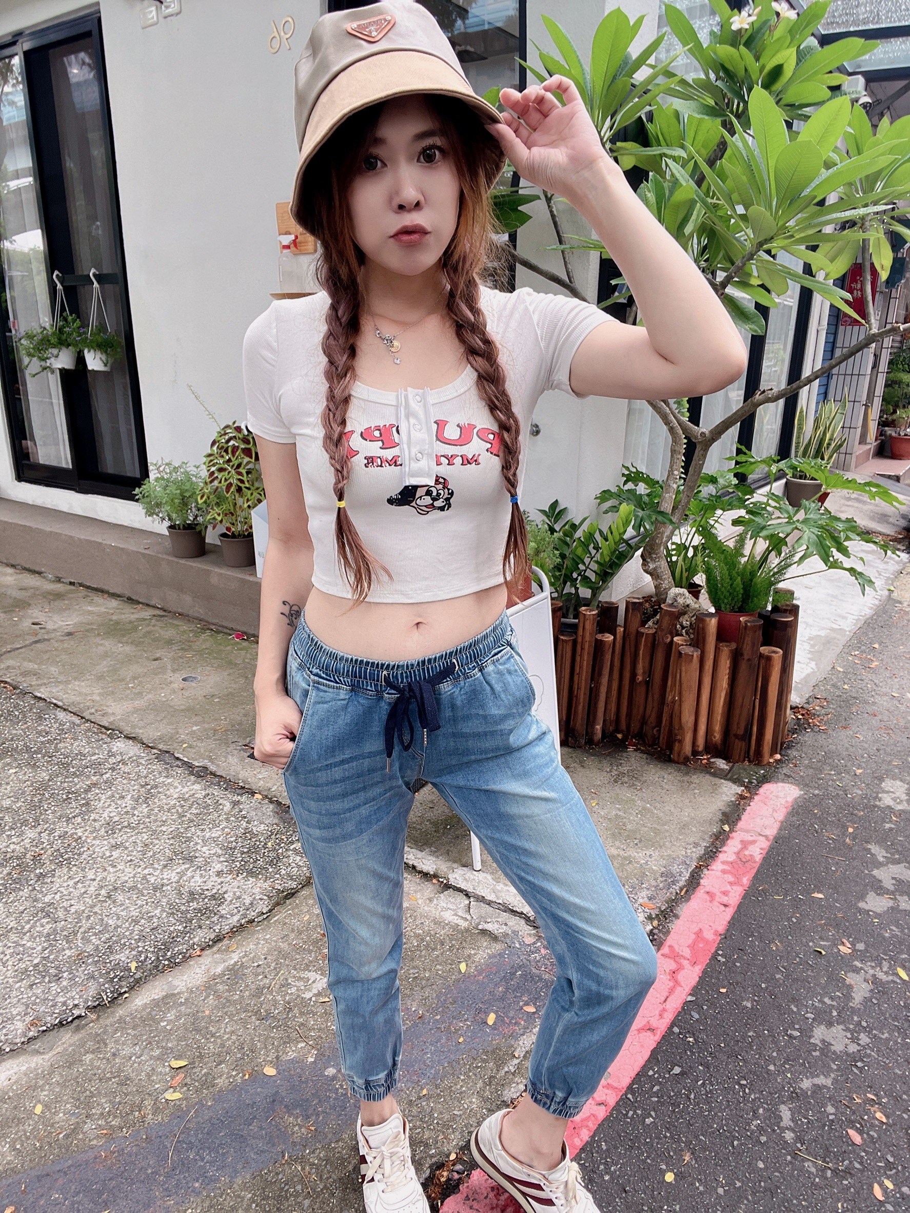 小胡子牛仔【2711】縮口褲，淺彩藍色系，情侶系列，微鬆款，棉質彈性，休閒時尚，束口造型簡潔俐落，陽光推薦款。