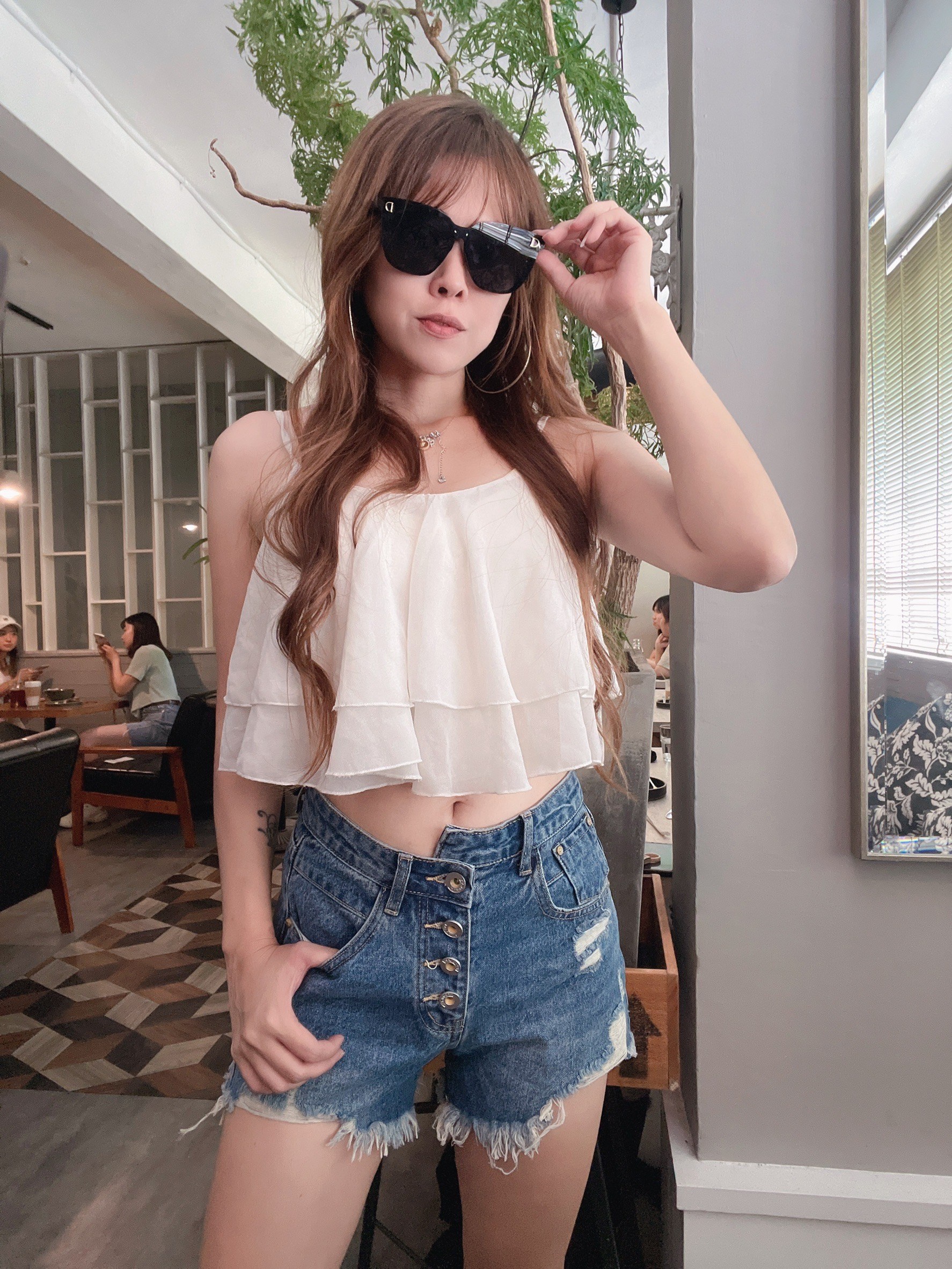 小胡子牛仔【19793】高腰短褲，彩藍色系，包覆小腹瘦腰，修腰豐臀，空間瘦腿，腰間交錯造型設計款。