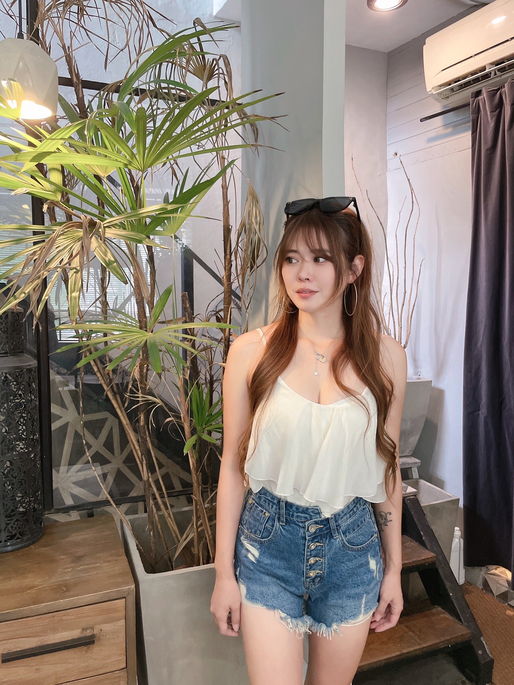 小胡子牛仔【19793】高腰短褲，彩藍色系，包覆小腹瘦腰，修腰豐臀，空間瘦腿，腰間交錯造型設計款。