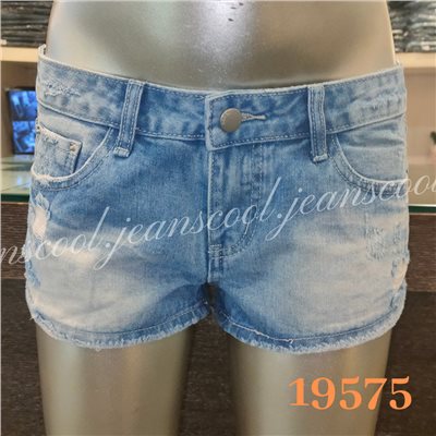 小胡子牛仔【19575】牛仔短褲，韓版彩藍色系，空間瘦腿版，視覺瘦腿，磨損設計增加自然感，空間瘦腿推薦款。